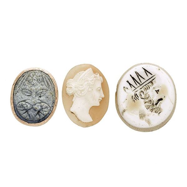 Three shell cameos and turquoise hard stone  - Auction Auction of Antique  Jewelry, Modern and Wristwatch - Curio - Casa d'aste in Firenze