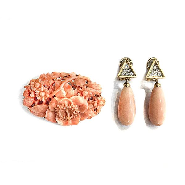 Spilla e paio di orecchini in corallo rosa, oro giallo e diamanti