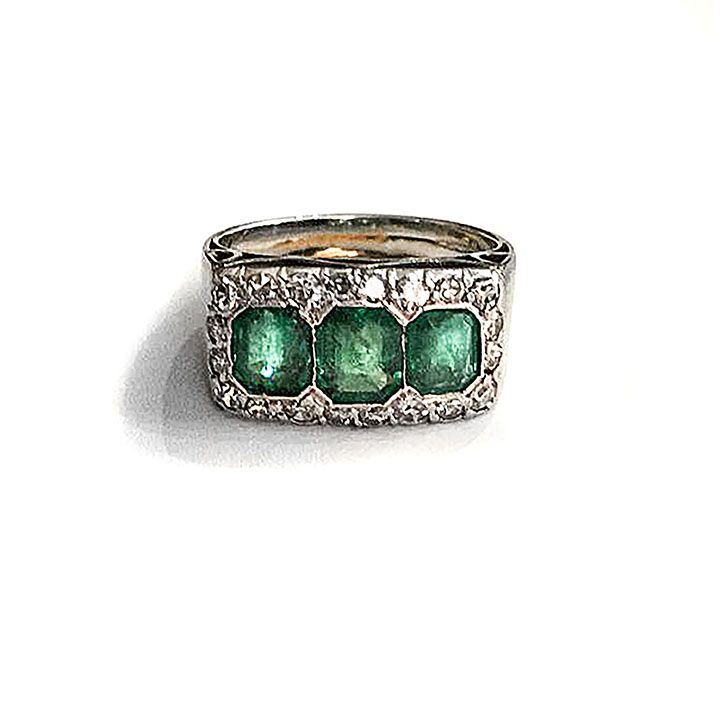 Anello in oro bianco, diamanti e smeraldi