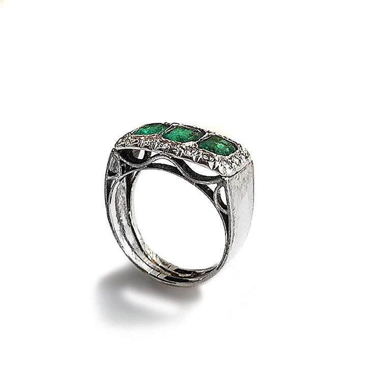 Anello in oro bianco, diamanti e smeraldi
