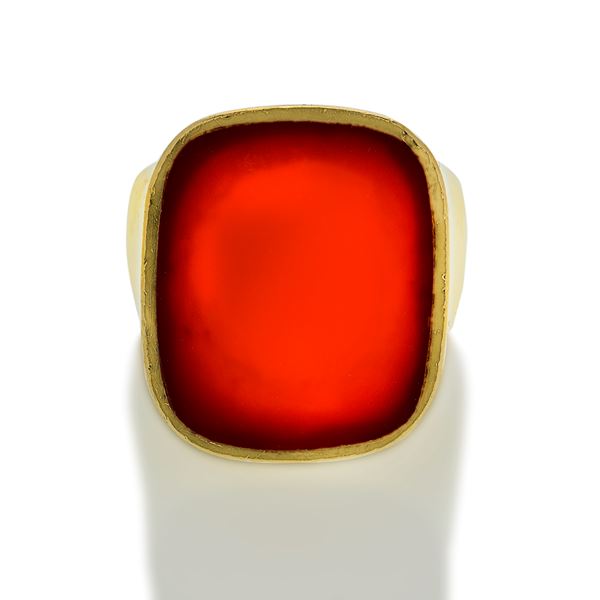 GUCCI - Large shield ring in yellow gold and carnelian Gucci