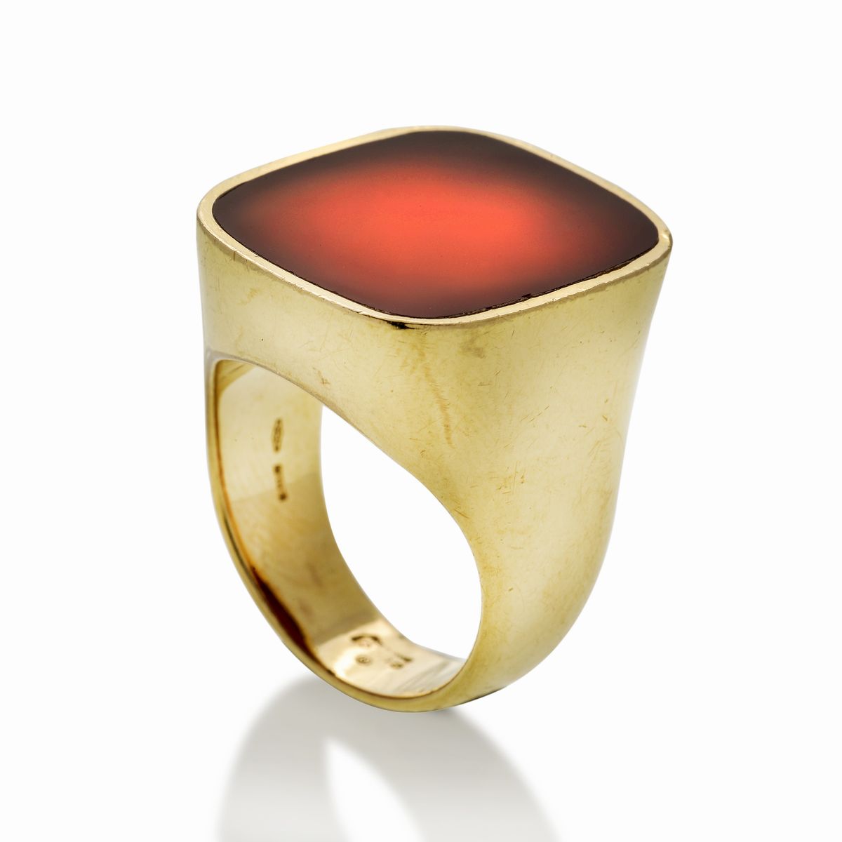 Grande anello a scudo in oro giallo e corniola Gucci