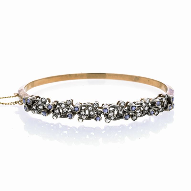 Bracciale rigido in oro giallo, argento, diamanti e zaffiri