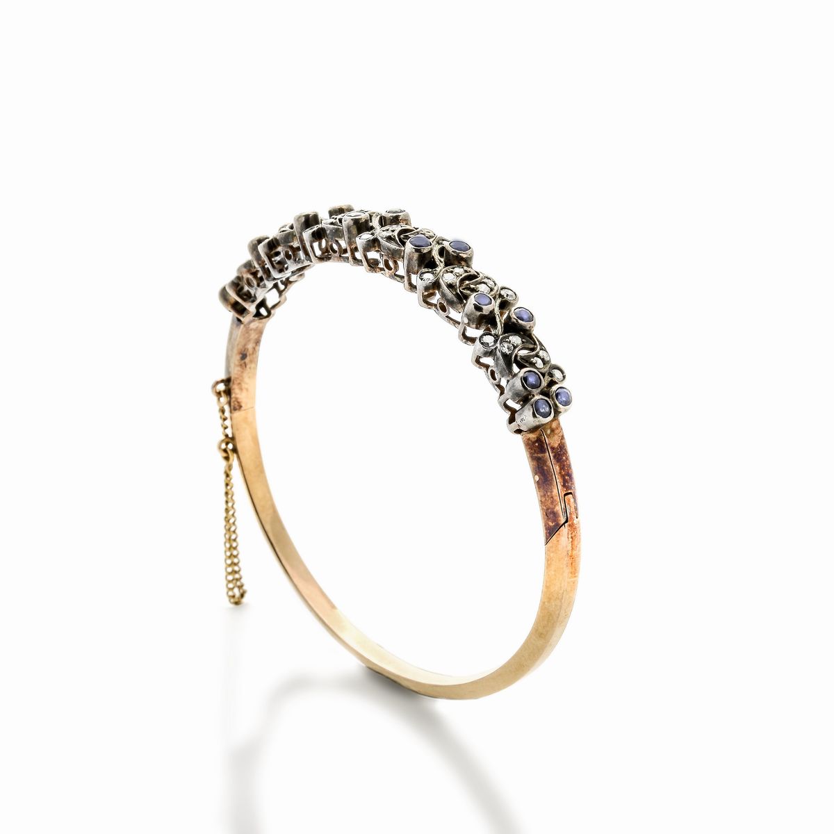Bracciale rigido in oro giallo, argento, diamanti e zaffiri