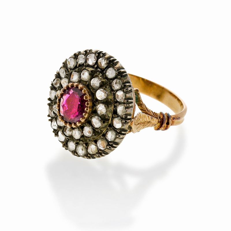 Anello in oro a basso titolo, argento, diamanti e rubini