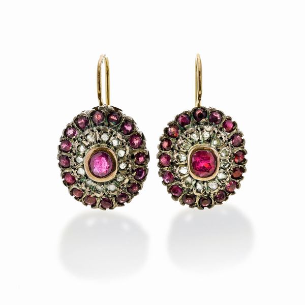 Pair of leverback earrings in yellow gold, silver, diamonds and rubies  - Auction Auction of Antique Jewelry, Modern and Watches - Curio - Casa d'aste in Firenze