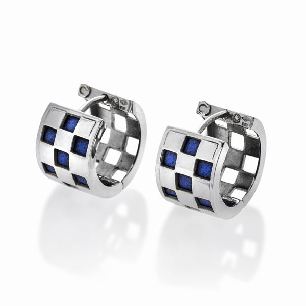 Pair of hoop earrings in white gold