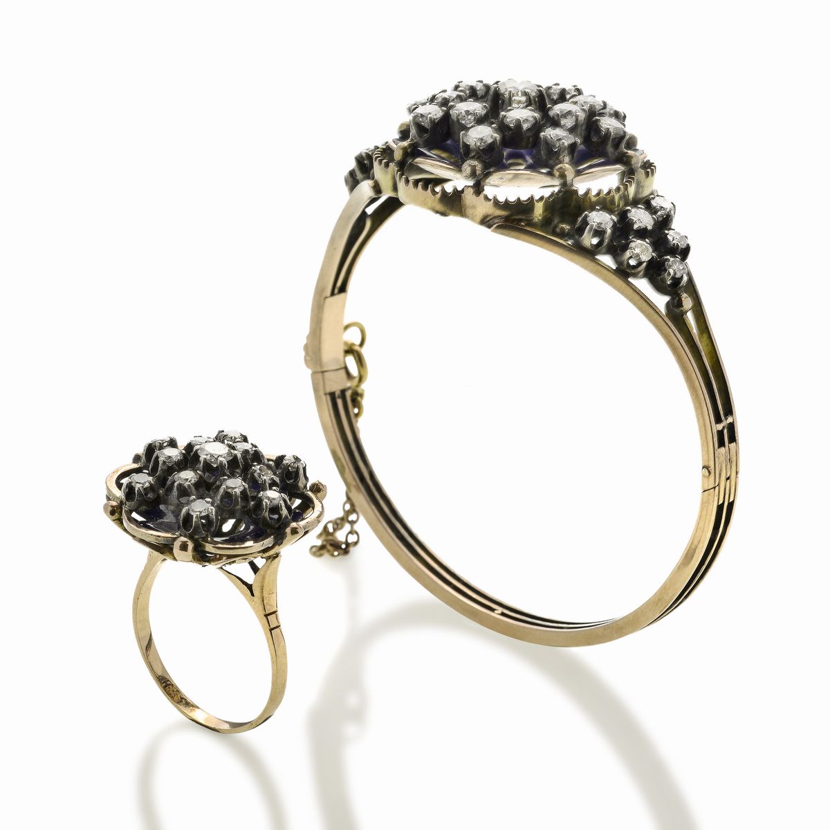 Parure in oro a basso titolo, smalto blu e diamanti