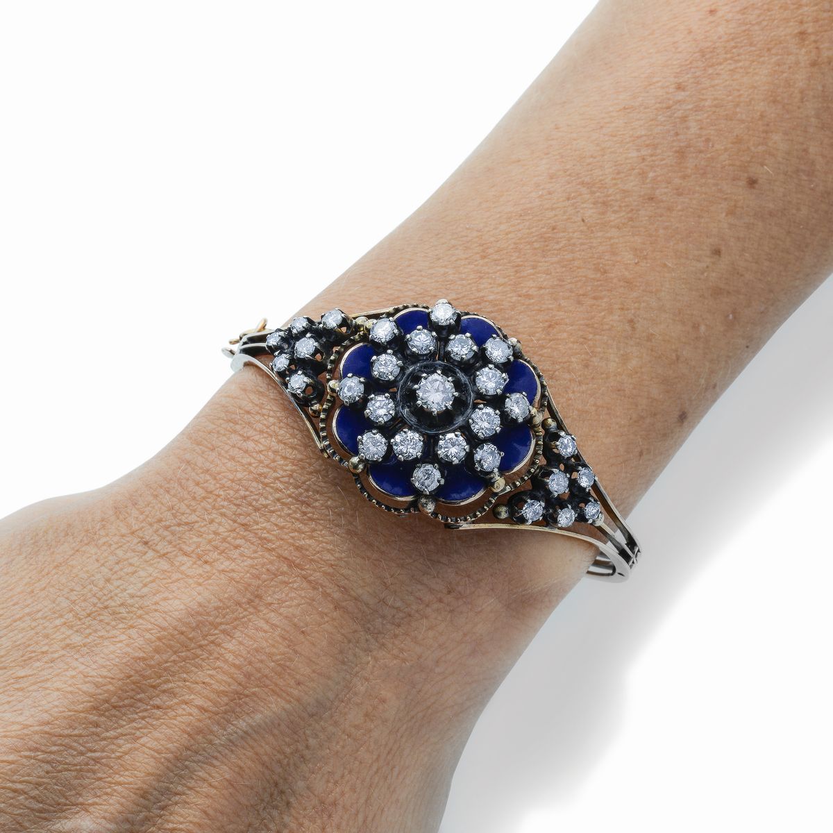 Parure in oro a basso titolo, smalto blu e diamanti