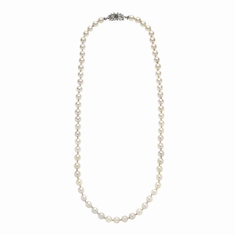 Filo di perle coltivate, oro bianco, diamanti e smeraldo