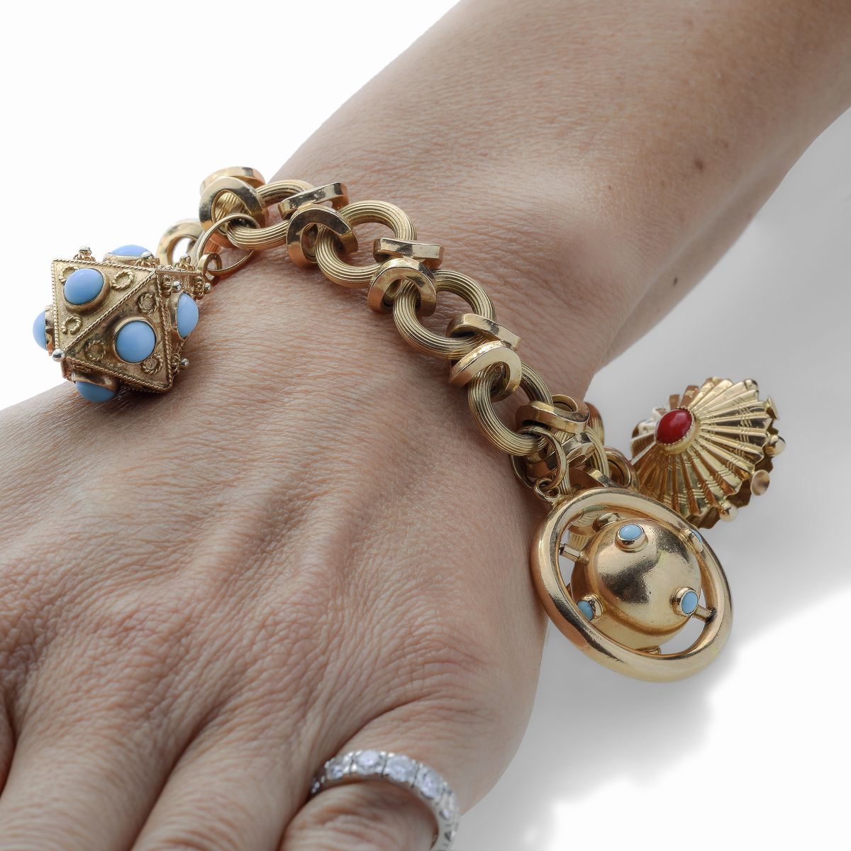 Bracciale in oro giallo, corallo e turchese