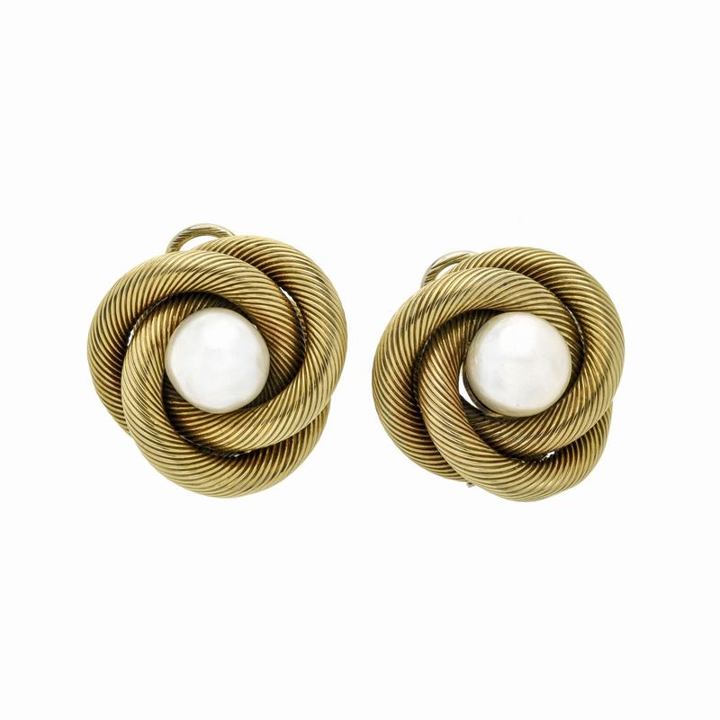 Paio di orecchini in oro giallo e perle