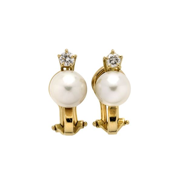 Pair of earrings in yellow gold, diamonds and pearl