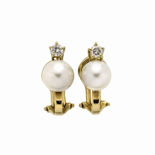 Pair of earrings in yellow gold, diamonds and pearl