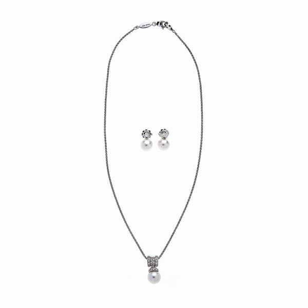 Set in white gold, pearls and diamonds