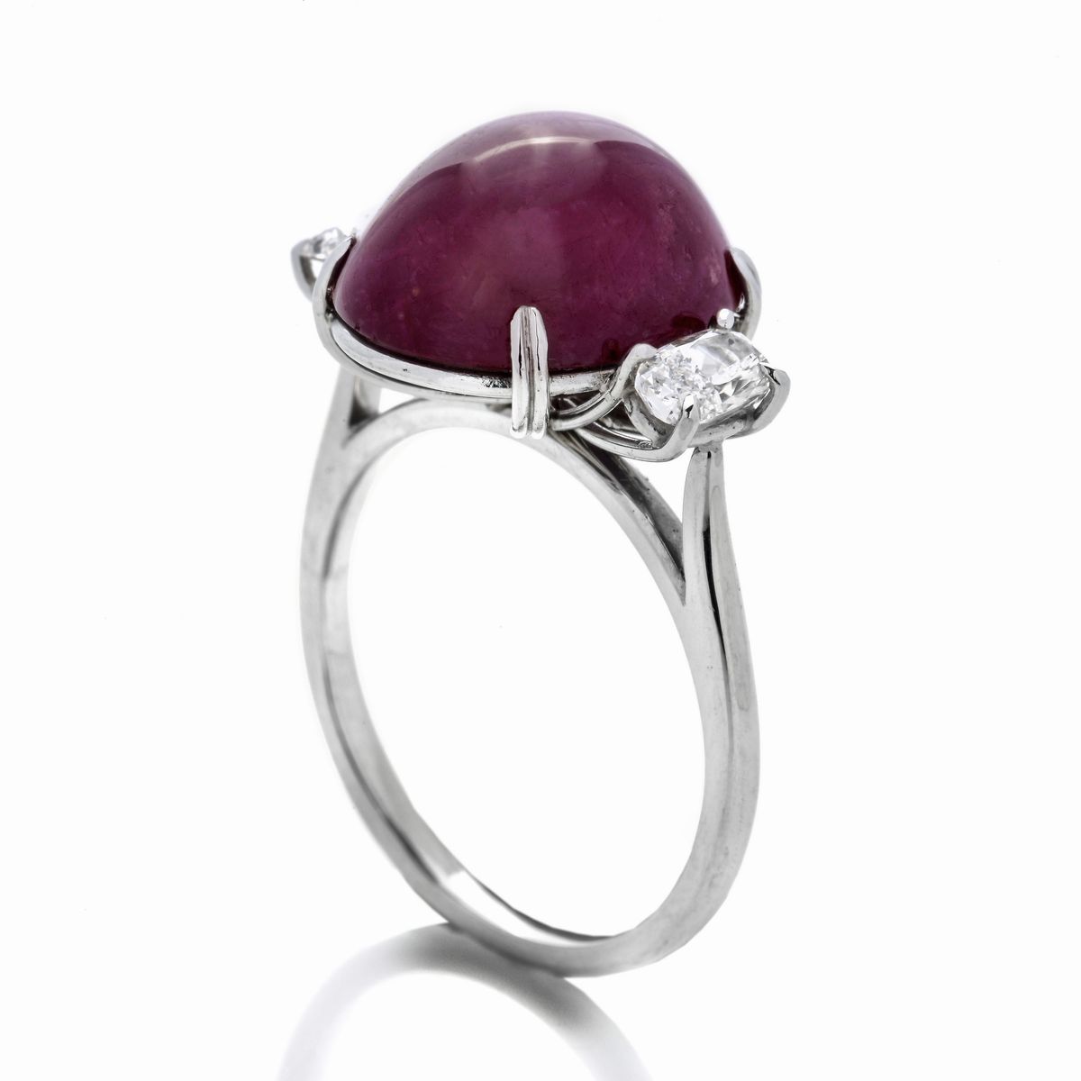 Anello in platino, diamanti e rubino stellato naturale