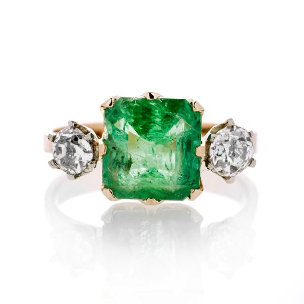 Ring in yellow gold, diamonds and natural emerald