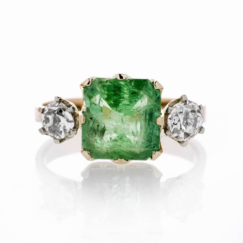 Anello in oro giallo, diamanti e smeraldo naturale