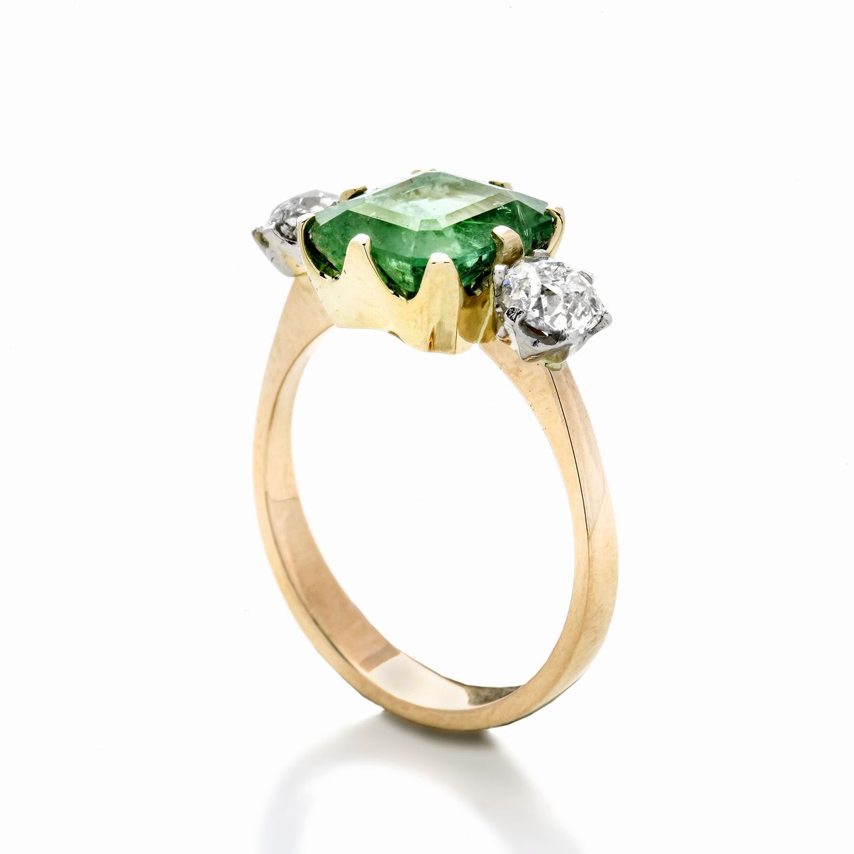 Anello in oro giallo, diamanti e smeraldo naturale