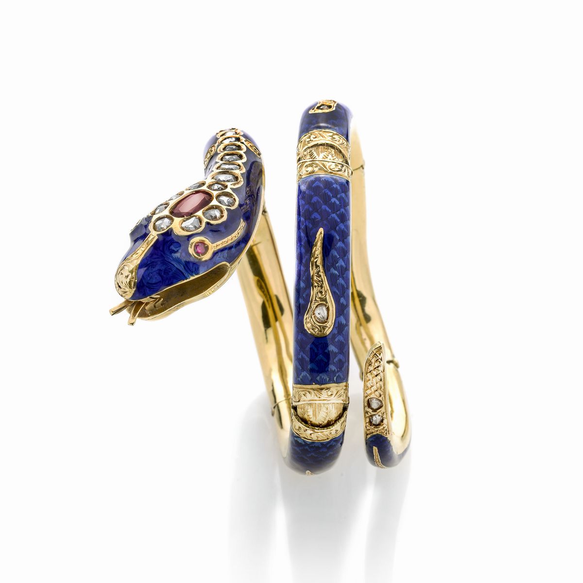 Grande bracciale semi-rigido Serpente in oro giallo, smalto blu, diamanti e rubini
