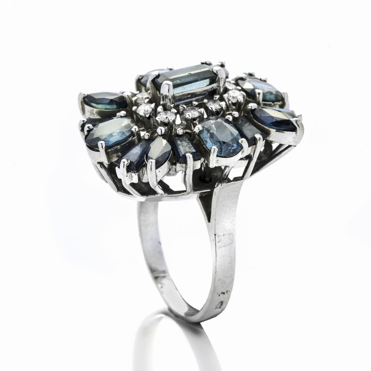 Anello in oro bianco, diamanti e zaffiri
