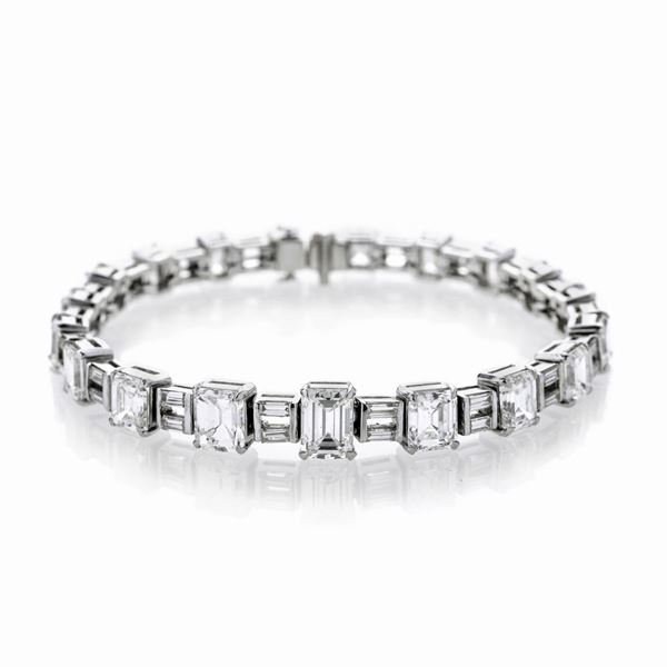 Important bracelet in white gold and emerald cut diamonds