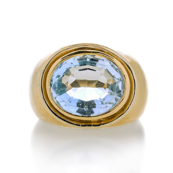 Ring in yellow gold and aquamarine