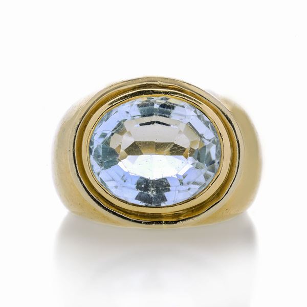 Anello in oro giallo e acquamarina