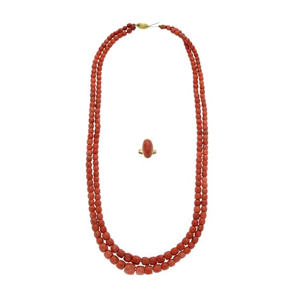 Lot: necklace and ring in red coral and yellow gold  - Auction Auction of Antique Jewelry, Modern and Watches - Curio - Casa d'aste in Firenze