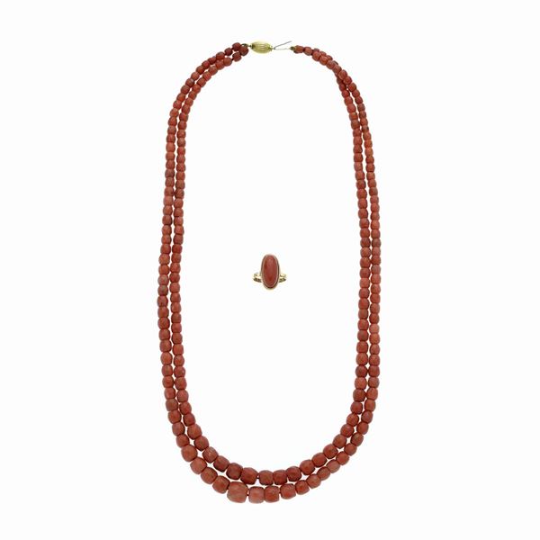 Lotto: collana e anello in corallo rosso e oro giallo  - Asta Asta di Gioielli Antichi, Moderni e Orologi - Curio - Casa d'aste in Firenze