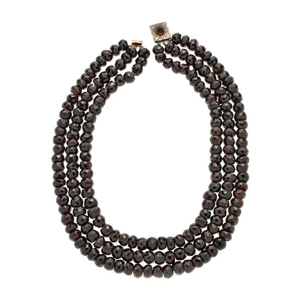 Three-strand necklace in garnet and gold with a low title  (Beginning of XX century)  - Auction Auction of Antique Jewelry, Modern and Watches - Curio - Casa d'aste in Firenze