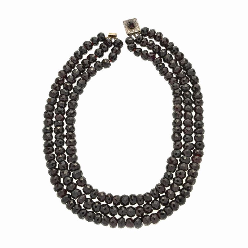 Collana a tre fili in granato e oro a basso titolo