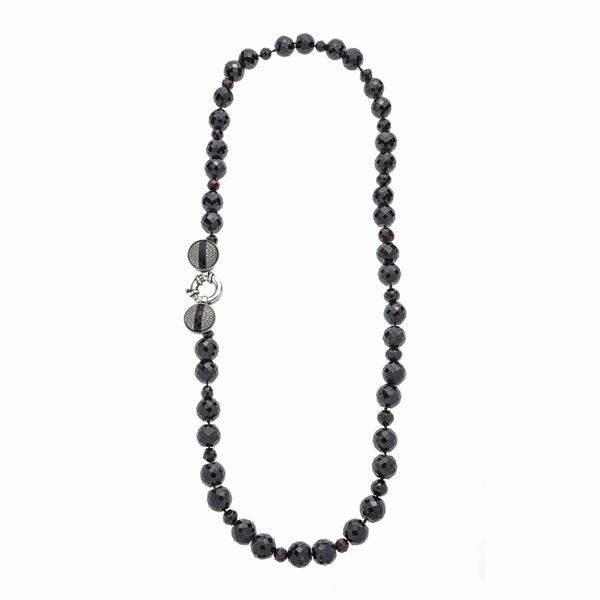 Lunga collana in granato, argento e onice  - Asta Asta di Gioielli Antichi, Moderni e Orologi - Curio - Casa d'aste in Firenze