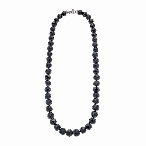 Collana in granato e oro bianco  - Asta Asta di Gioielli Antichi, Moderni e Orologi - Curio - Casa d'aste in Firenze