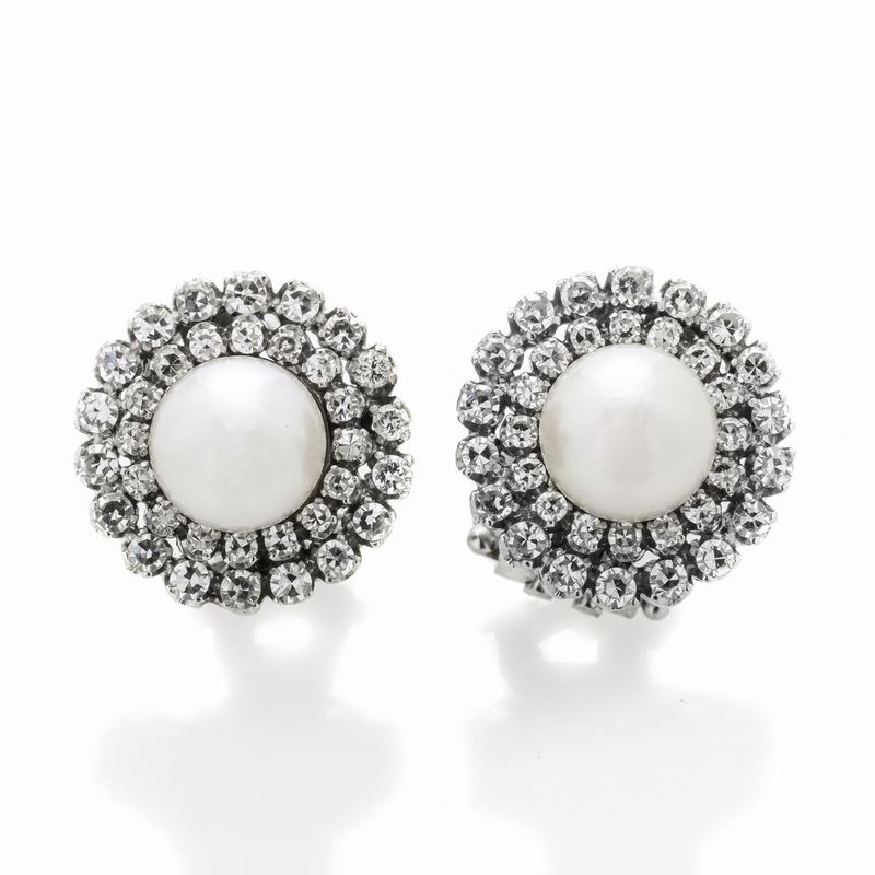 Paio di orecchini a clips in oro bianco, diamanti e perle coltivate