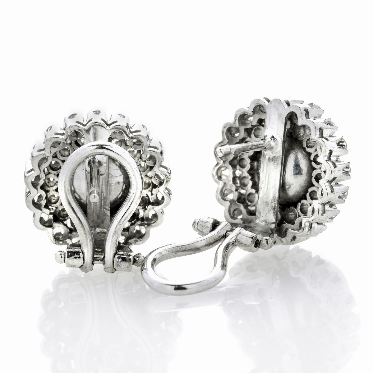 Paio di orecchini a clips in oro bianco, diamanti e perle coltivate