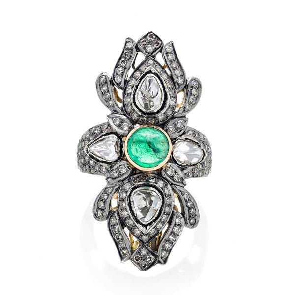 Grande anello a losanga in oro basso titolo, argento, diamanti e smeraldo