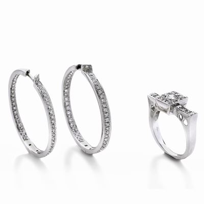 Paio di Orecchini a Cerchio e Anello in Oro Bianco e Diamanti