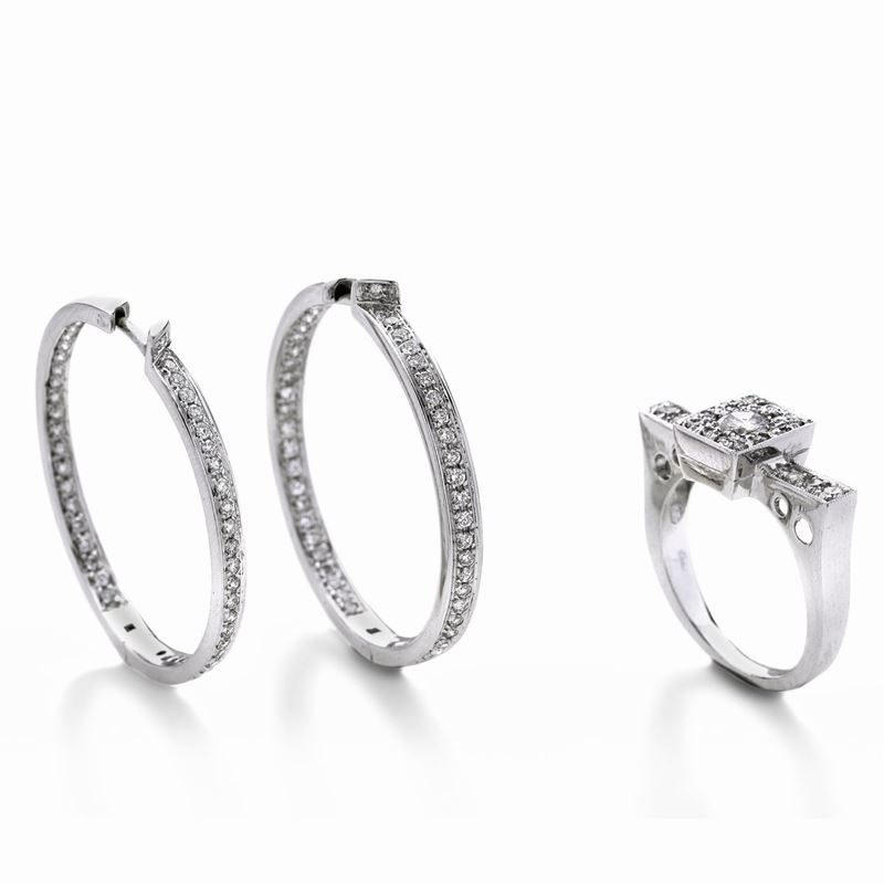 Paio di Orecchini a Cerchio e Anello in Oro Bianco e Diamanti