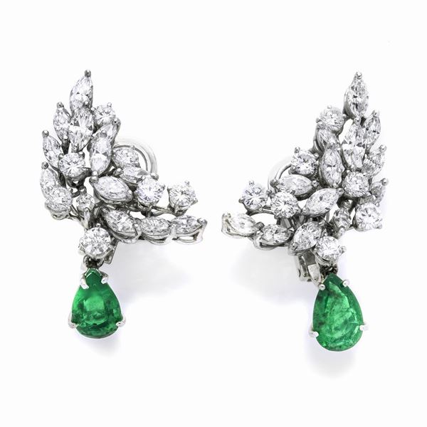 Pair of earrings in white gold, diamonds and emeralds