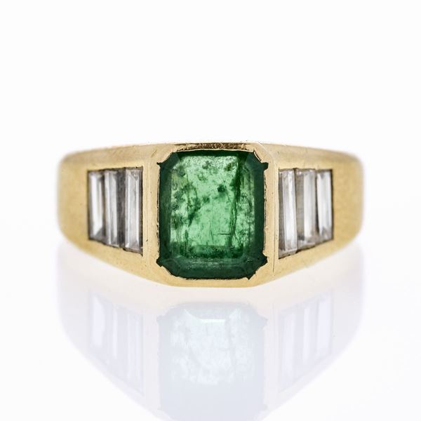 Anello in oro giallo, diamanti e smeraldo