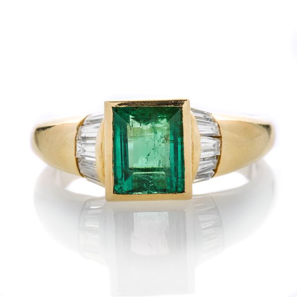 Ring in yellow gold, diamonds and emerald