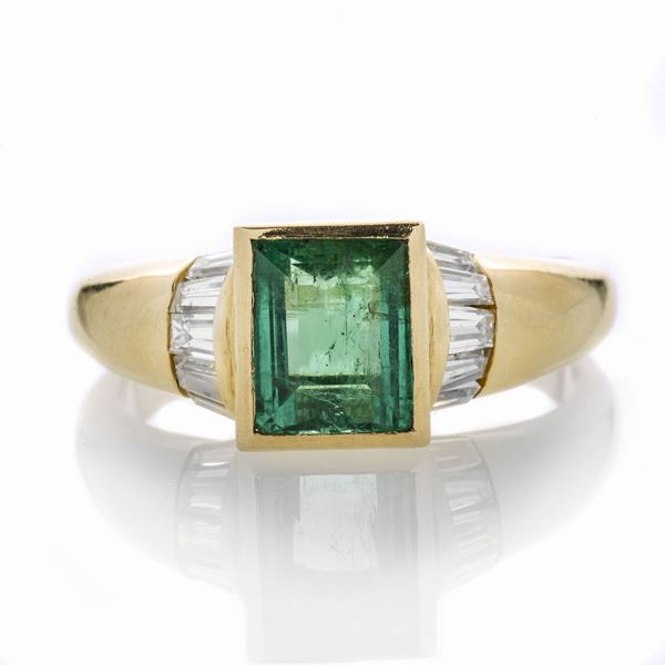 Anello in oro giallo, diamanti e smeraldo