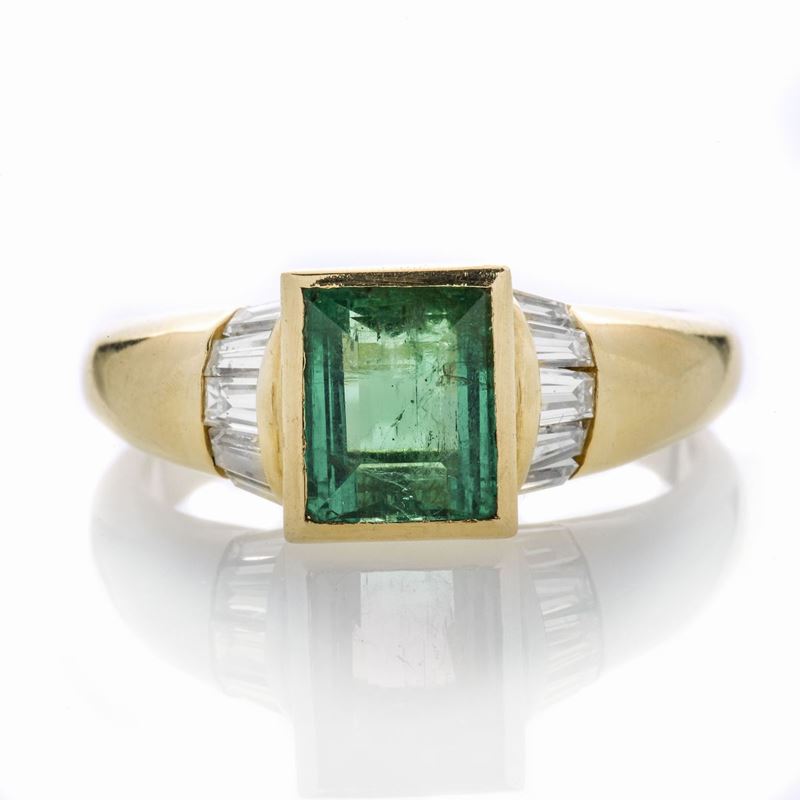 Anello in Oro Giallo, Diamanti e Smeraldo