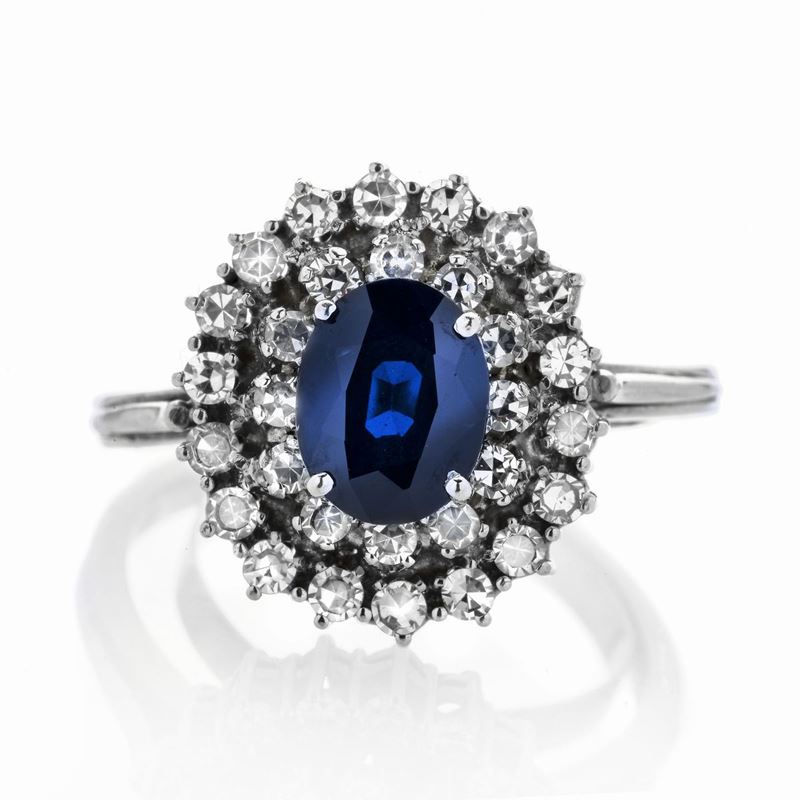 Anello a margherita in oro bianco, diamanti e zaffiro