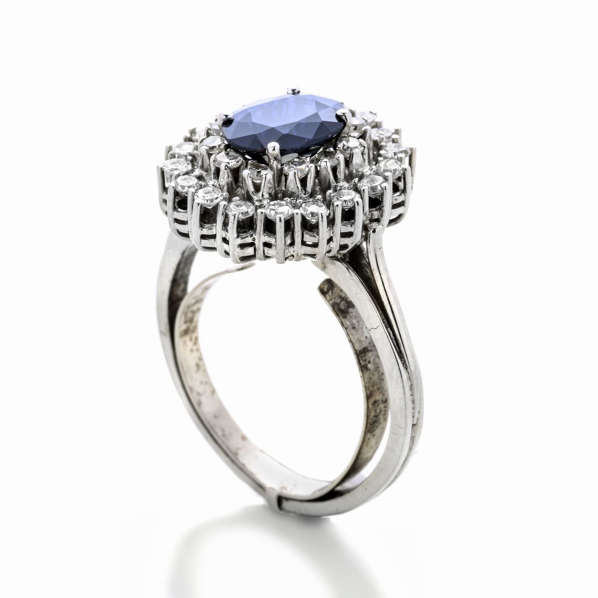 Anello a margherita in oro bianco, diamanti e zaffiro