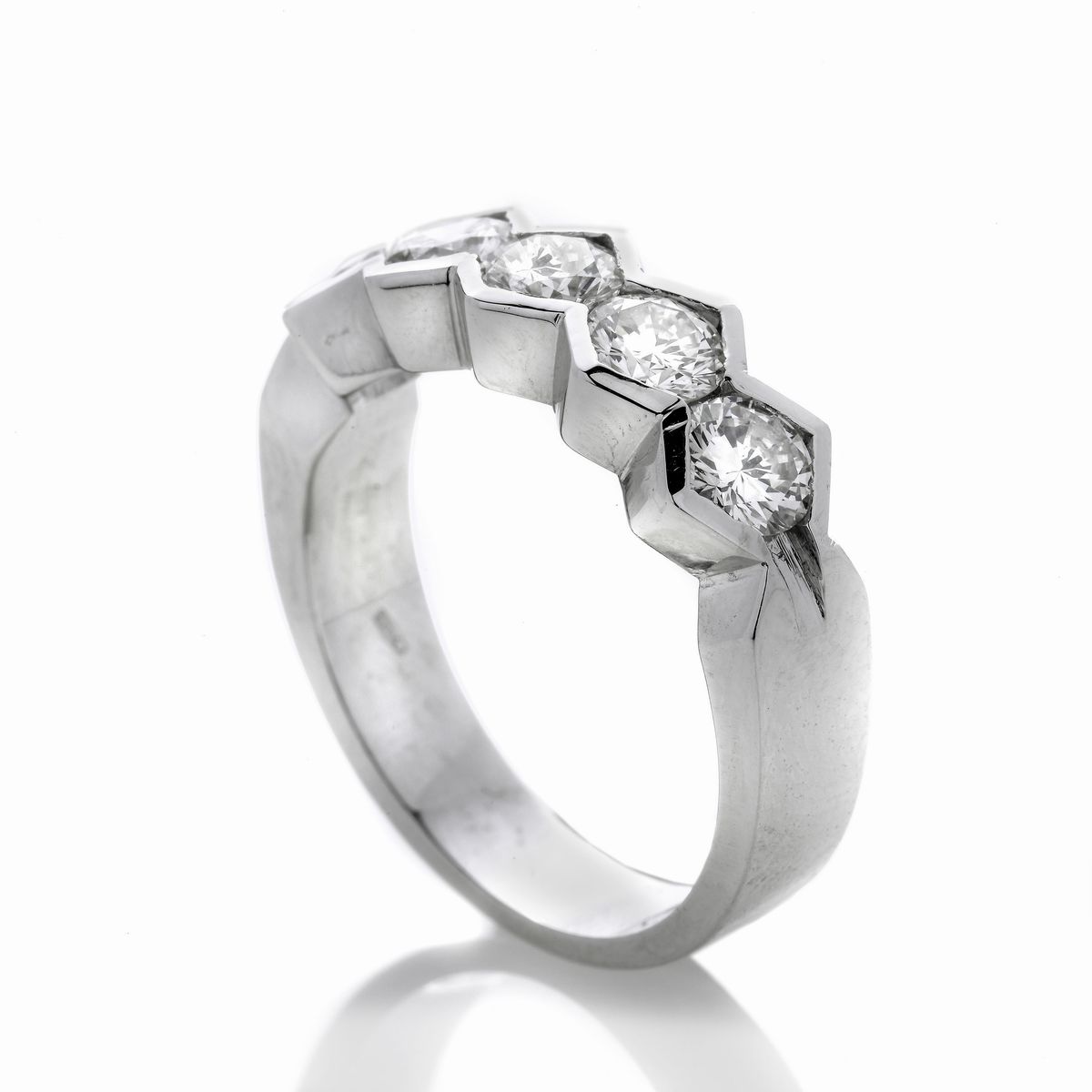 Anello riviere in oro bianco e diamanti