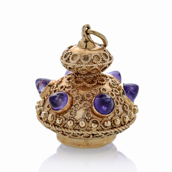 Large pendant in yellow gold and semiprecious stones