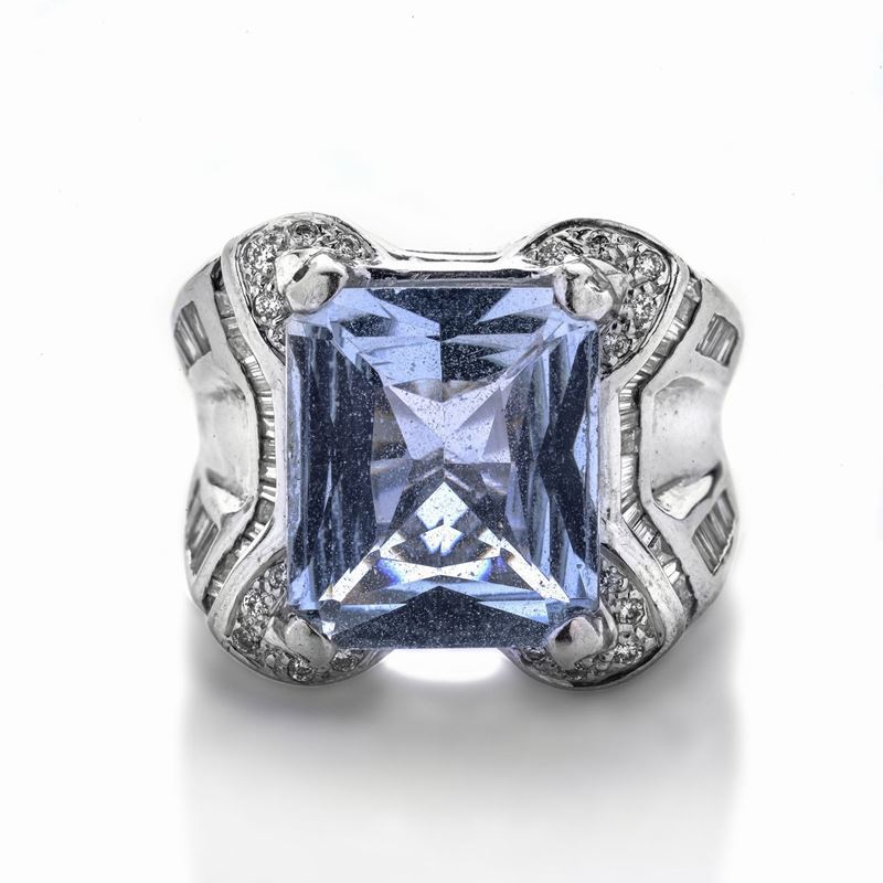 Grande anello in oro bianco, diamanti e acquamarina