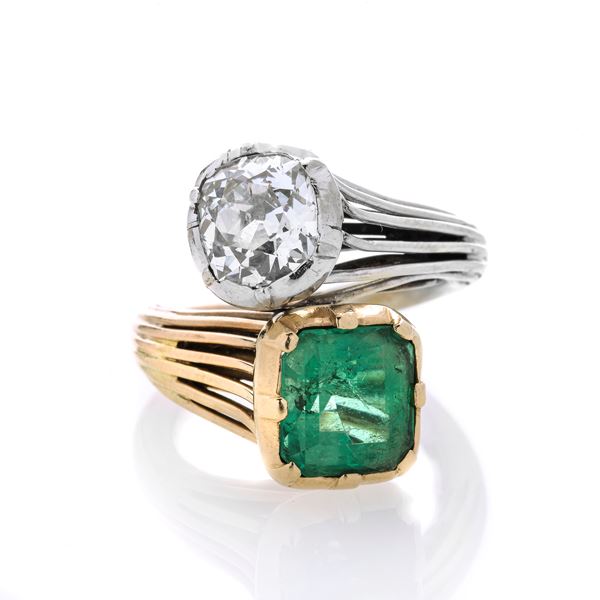 Contrariè ring in white and yellow gold, diamond and emerald